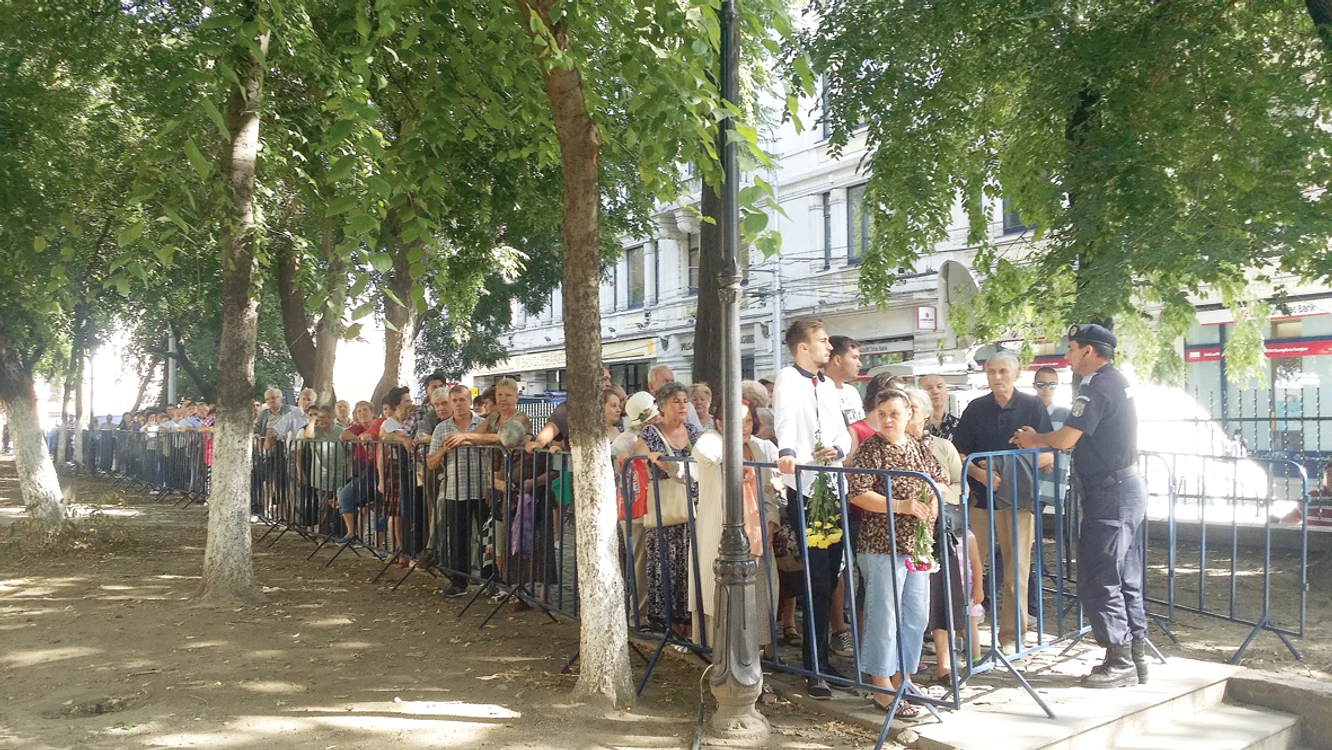 Oamenii au stat şi trei  ore la coada imensă de  la Biserica Sf. Gheorghe  din Bucureşti
