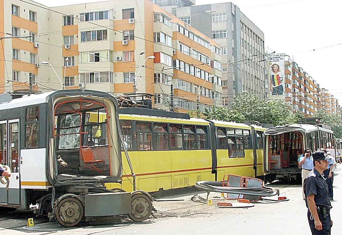 
    Tramvaiul şi-a schimbat  brusc direcţia spre  stânga şi a lovit maşina  care circula regulamentar Foto: Sever Gheorghe/ Brigada Rutieră  
