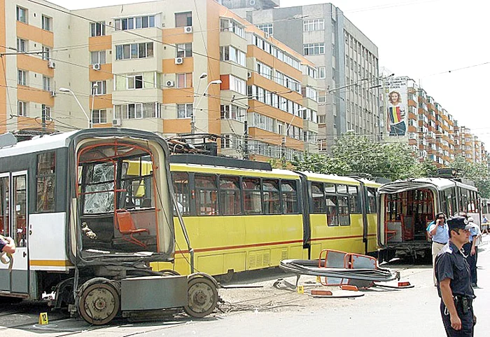 
    Tramvaiul şi-a schimbat  brusc direcţia spre  stânga şi a lovit maşina  care circula regulamentar Foto: Sever Gheorghe/ Brigada Rutieră  