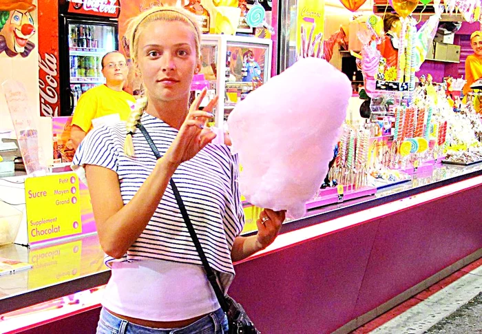 Deşi mănâncă dulciuri la greu, blonda nu are probleme cu silueta