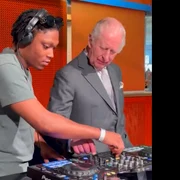 regele charles impreuna cu un dj foto x  @RE DailyMail png