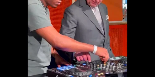 regele charles impreuna cu un dj foto x  @RE DailyMail png