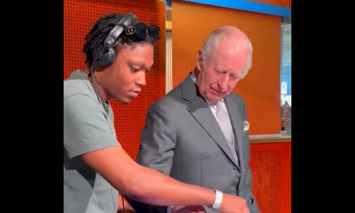 regele charles impreuna cu un dj foto x  @RE DailyMail png