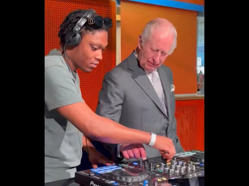 Regele Charles, DJ în timpul unei vizite la un centru artistic din Manchester