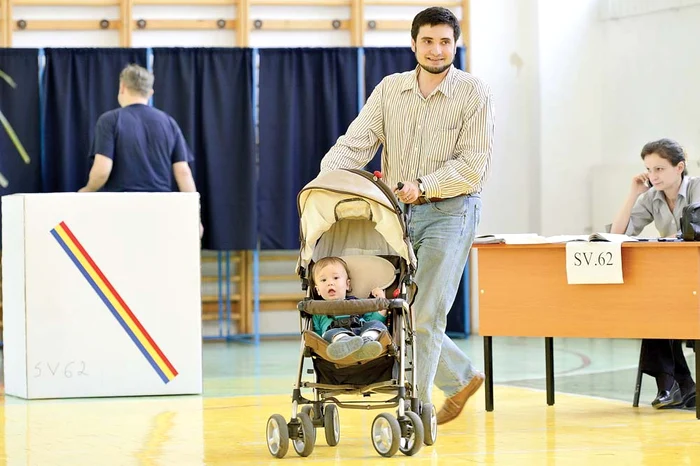 
    După o plimbare în parc,  puteţi trece şi  pe la secţia de votareFoto: Mediafax  