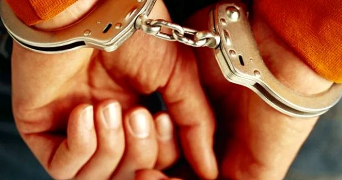 Cei trei bărbaţi s-au predat la secţia de poliţie din Topoloveni