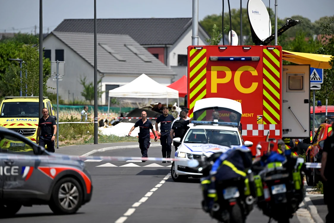 Toate cele 11 persoane aflate la bordul avionului au murit în accident. FOTO: AFP