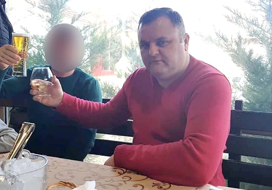Agentul şef adjunct Sandu Modog de la Poliţia rurală Tileagd e judecat pentru purtare abuzivă şi face afaceri dubioase cu lemne foto: Facebook