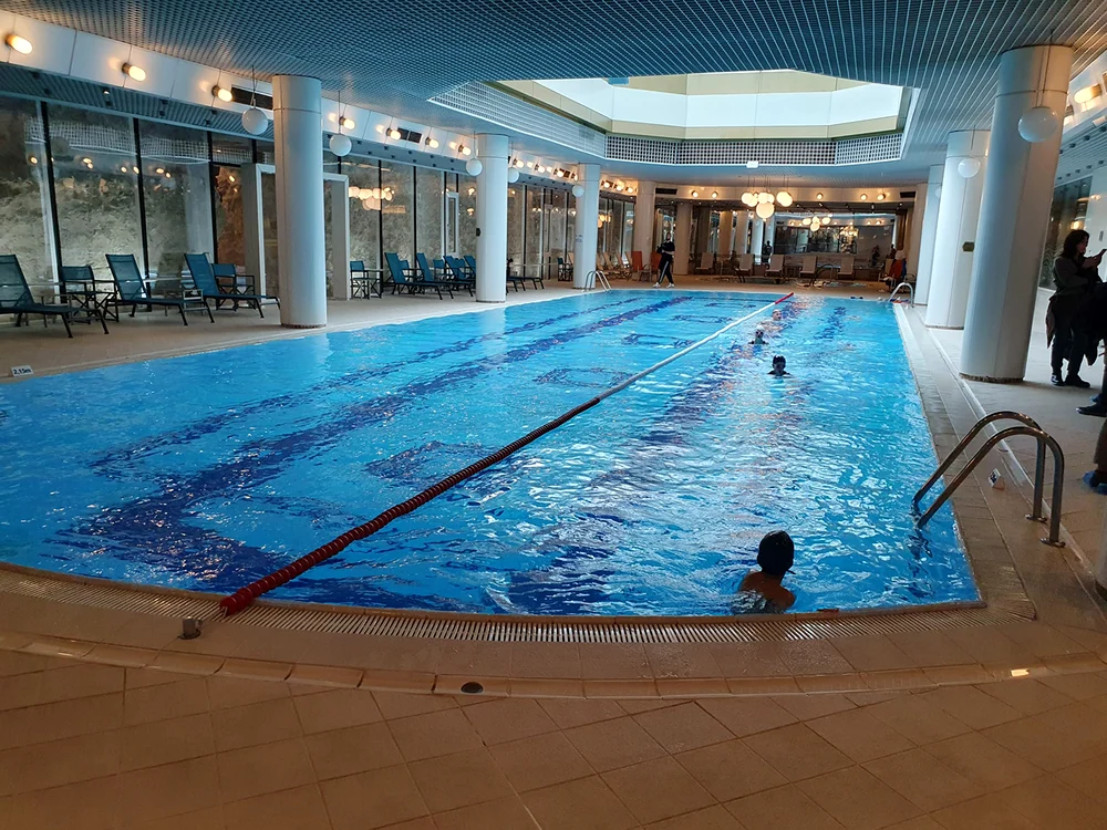 Hotelul Aro Palace rămâne una dintre emblemele oraşului de la poalele Tâmpei