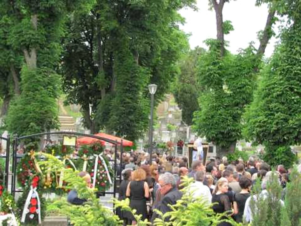 Prieteni, colaboratori şi apropiaţi au ţinut să îl conducă pe ultimul drum de Viorel Jidveian