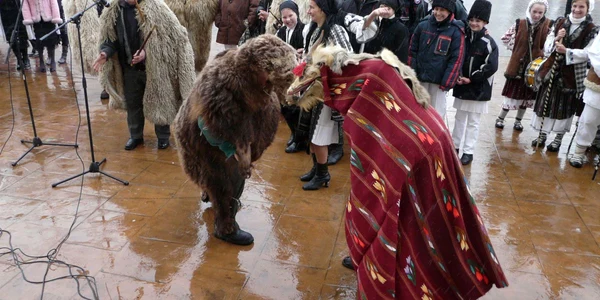Obiceiurile de iarnă şi colindele au fost prezentate în centrul oraşului 