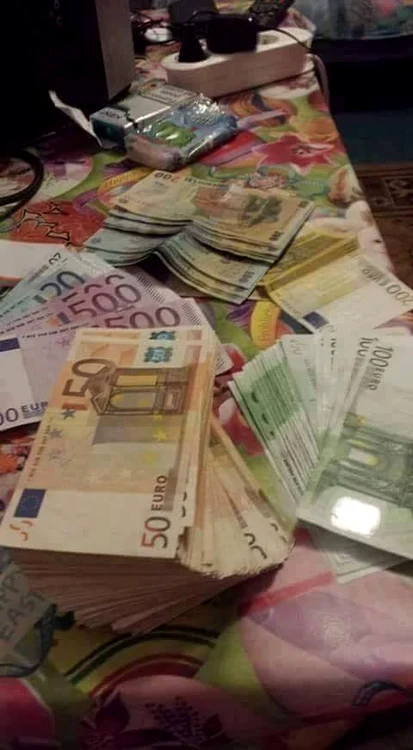 Cristi din Banat, poze cu teancuri de euro. ”Vă roade invidia?”