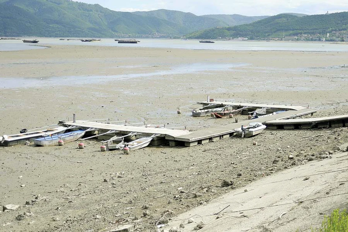 
    Lacul de la Orşova se poate trece cu piciorul (Fotografii: Mediafax / Reuters)  