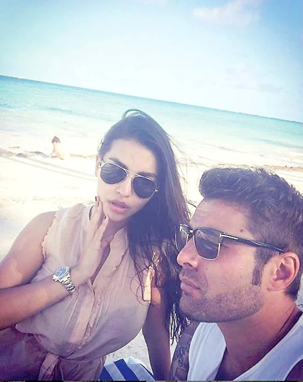 Mutu o răsfaţă pe Sandra,  noua soţie, în vacanţe exotice