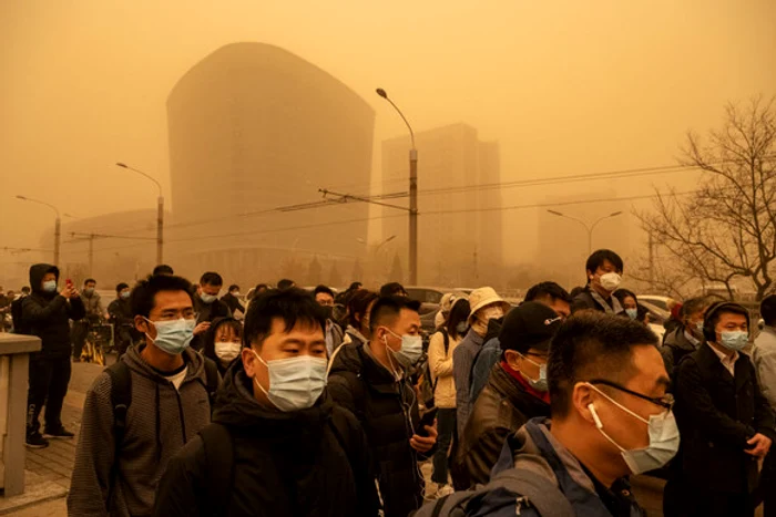 
    Poluarea și furtuna de nisip au transfromat cerul BeijinguluiFoto: Getty Images  