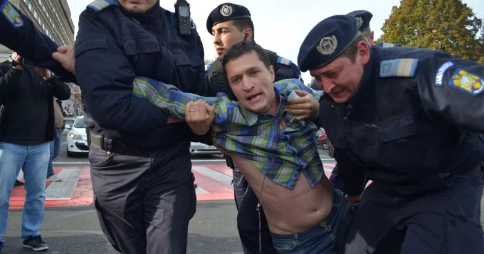protest brasov Erwin Albu este luat de jandarmi FOTO Mediafax