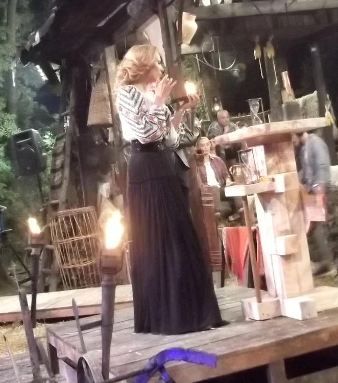 Iulia Vântur a profitat de pauzele publicitare de la "Ferma Vedetelor" că să-şi retuşeze machiajul