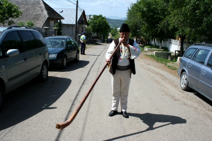 Vasile Rusu este conducătorul comunei şi al formaţiei de buciumaşi Foto: Ştefan Borcea