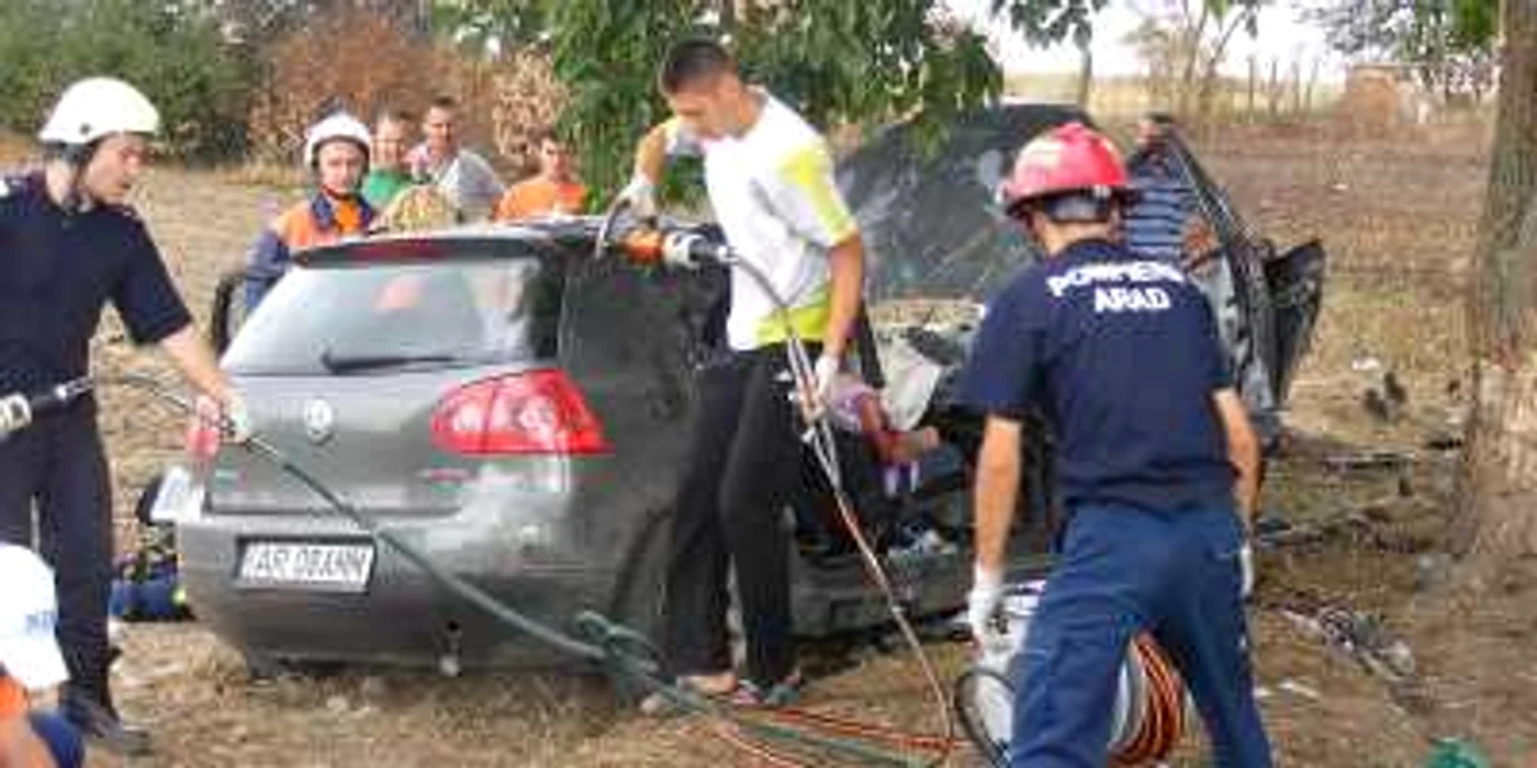 Arad: Doi morţi şi doi răniţi într-un accident la Horia