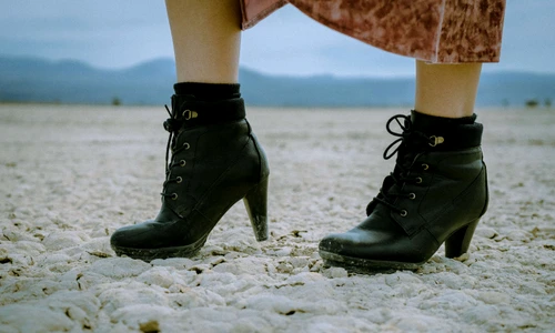 3 idei de încaltaminte pe care le poti purta cu un palton in functie de efectul stilistic pe care ti l doresti jpg