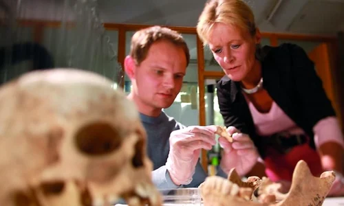 În curând puteţi vedea documentarul «Canibalii Epocii de piatră» jpeg