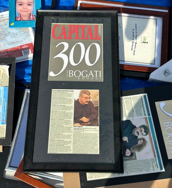 Lucrurile lui Silviu Prigoană, scoase la vânzare într-un târg din București. 