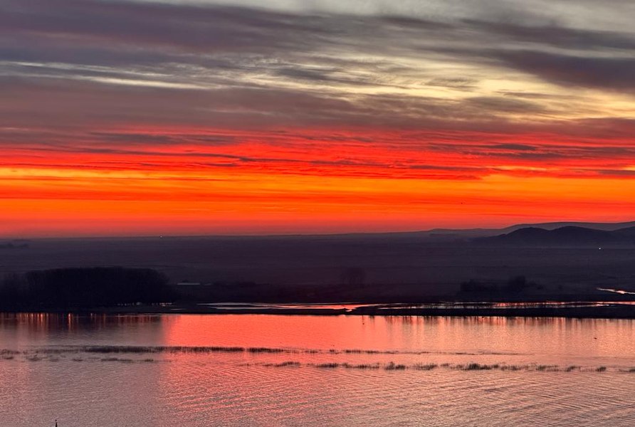 Dunărea „în flăcări“ la Galați. Fenomenul care colorează fascinant peisajul FOTO