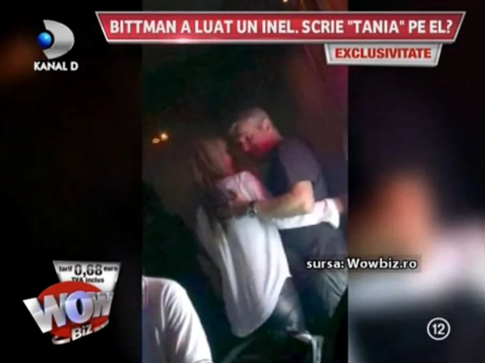 Cei doi au schimbat chiar şi o serie de atingeri tandre (captură: Kanal D)