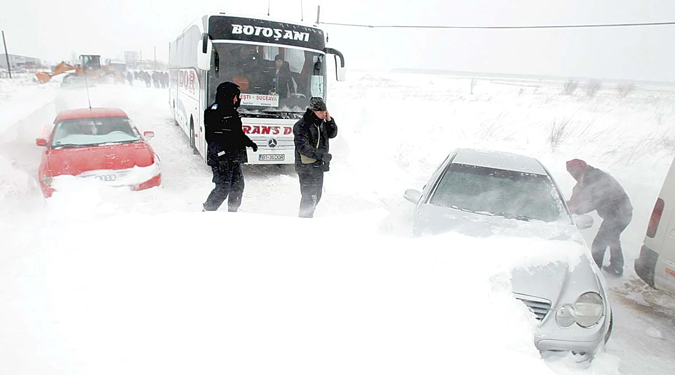 Astfel de imagini s-au putut vedea pe mai toate drumurile ţării (Fotografii: reuters/ mediafax/ afp)