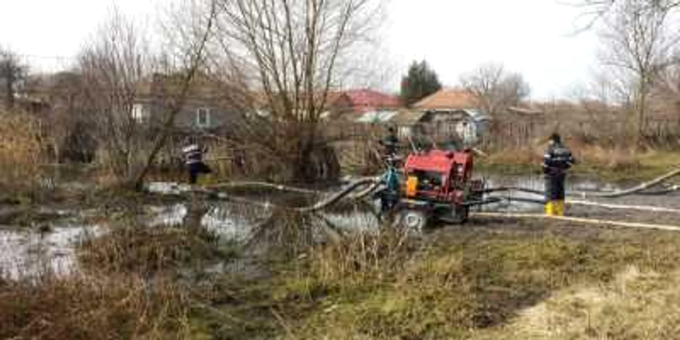 Pompierii acţionează cu mai multe pompe pentru a scoate apa din curţile oamenilor FOTO Corina Macavei