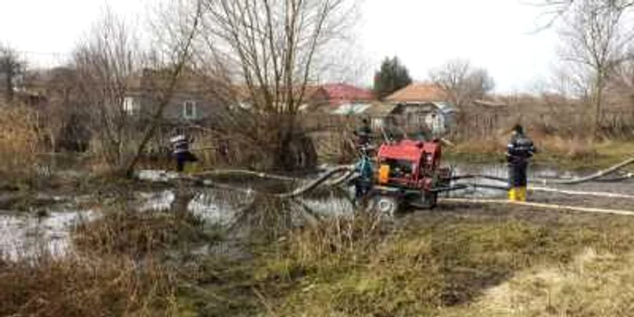 Pompierii acţionează cu mai multe pompe pentru a scoate apa din curţile oamenilor FOTO Corina Macavei