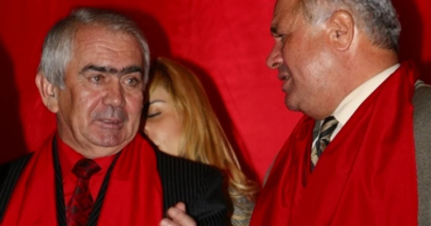 Târgu Jiu:Primarul din Târgu Jiu se bronzează la turci