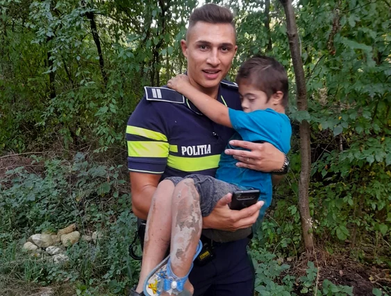 Copilul l-a îmbrățișat pe salvatorul său Foto: IPJ Gorj