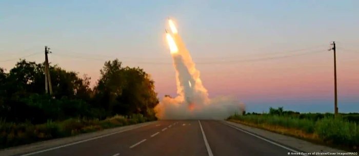 Sistemul de artilerie HIMARS este potrivit pentru a lansa GLSDB