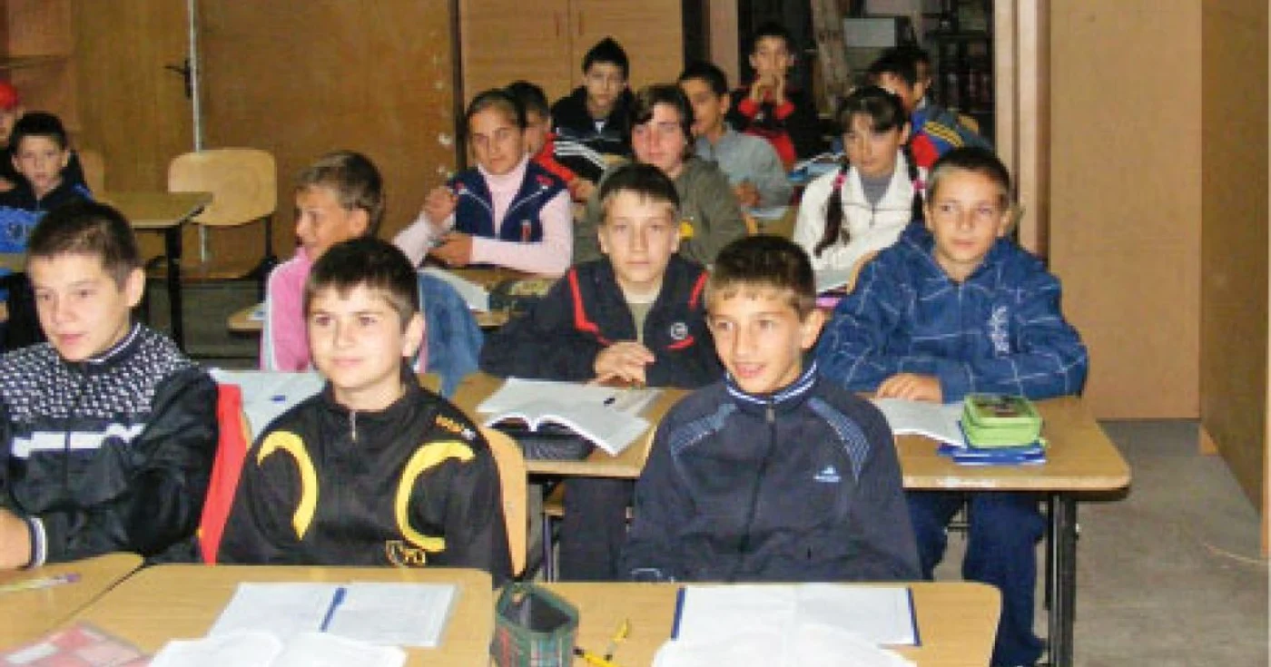 La școala din Merei, sala de clasă este despărţită prin dulapuri de biroul directorului și de cancelarie