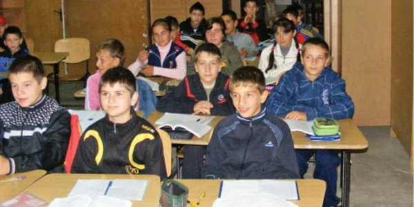 La școala din Merei, sala de clasă este despărţită prin dulapuri de biroul directorului și de cancelarie