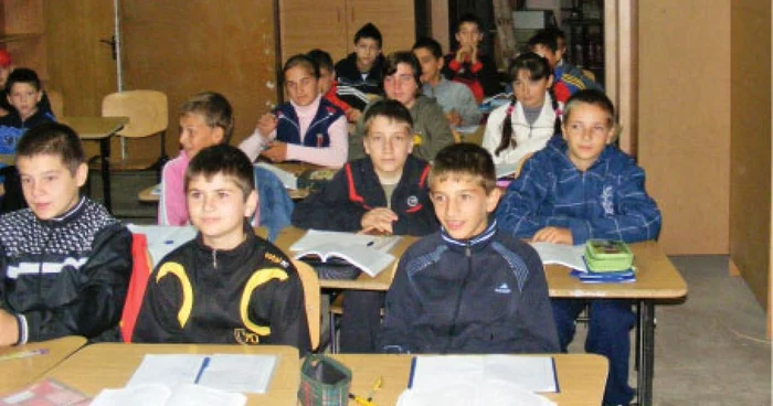 La școala din Merei, sala de clasă este despărţită prin dulapuri de biroul directorului și de cancelarie