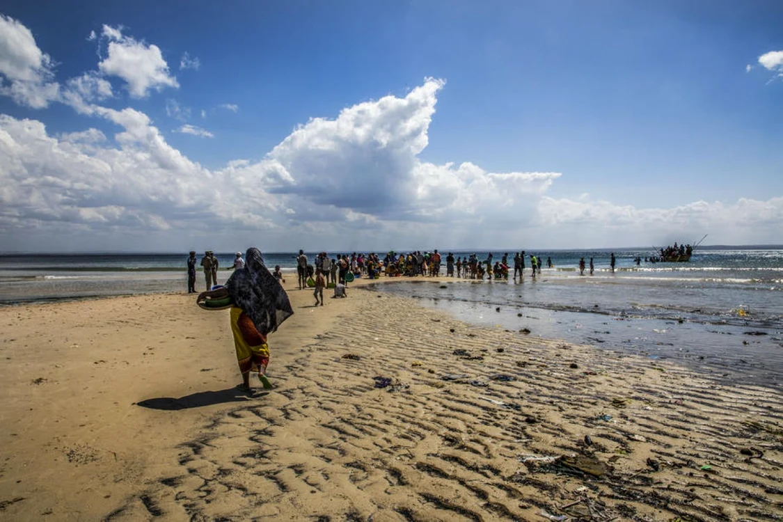 Oameni care fug din calea teroriştilor în Cabo Delgado FOTO EPA-EFE