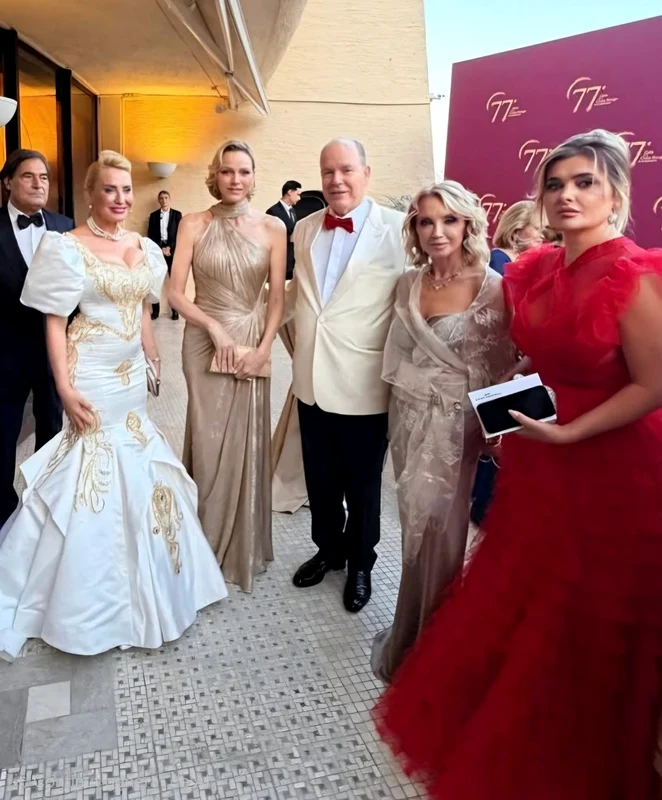 Camelia Șucu, alături de Prințul Albert și Prințesa Charlene la Balul Crucii Roșii de la Monaco. FOTO: Facebook