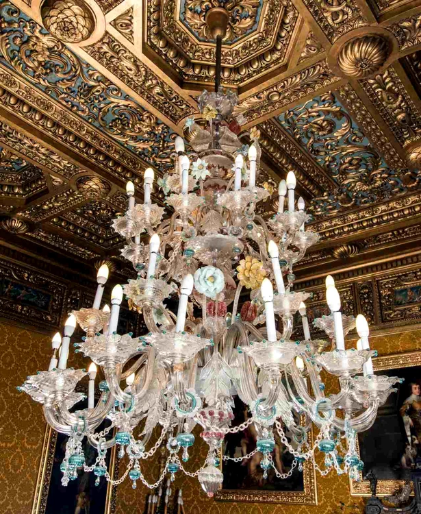 Candelabru din sala florentină a Castelului Peleș (foto: Muzeul Național Peleș)
