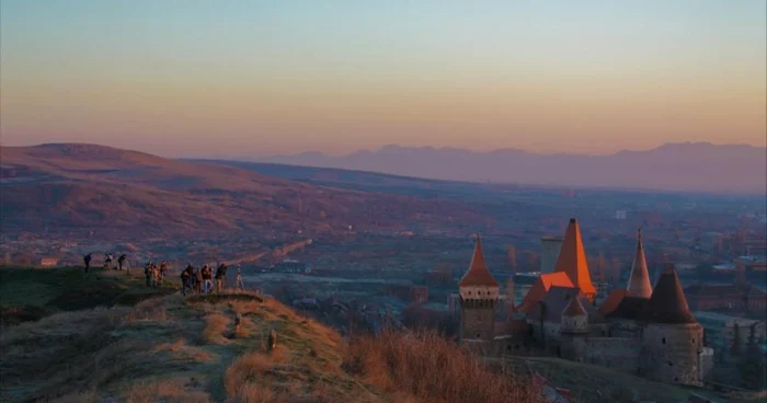 Castelul Corvinilor a fost piesa esenţială din decorul Hunedoarei la răsărit. FOTO: Marian Lucian.