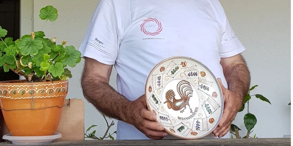 Ceramistul Sorin Giubega - Tezaur Uman Viu - din Olari - Horezu - Vâlcea şi Cocoşul de Hurezi Foto Adevărul - credit Arhiva personală