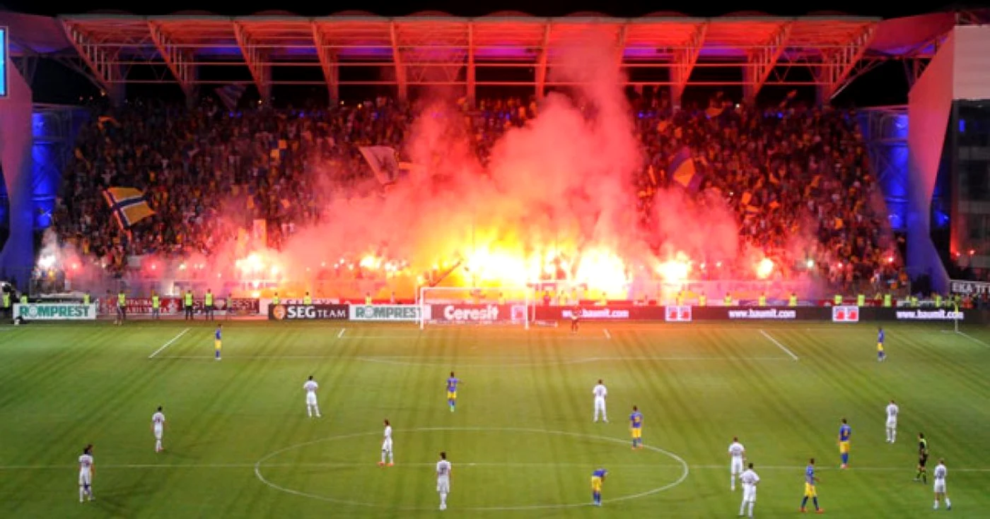 Show-ul pirotehnic de la meciul Petrolul - Rapid. Foto fcpetrolul.ro