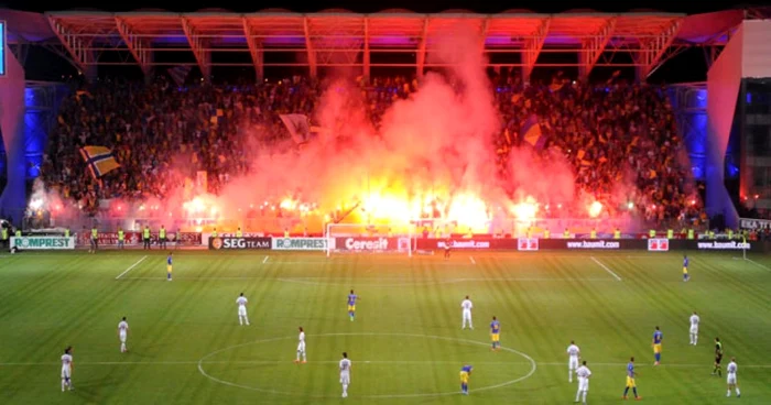 Show-ul pirotehnic de la meciul Petrolul - Rapid. Foto fcpetrolul.ro