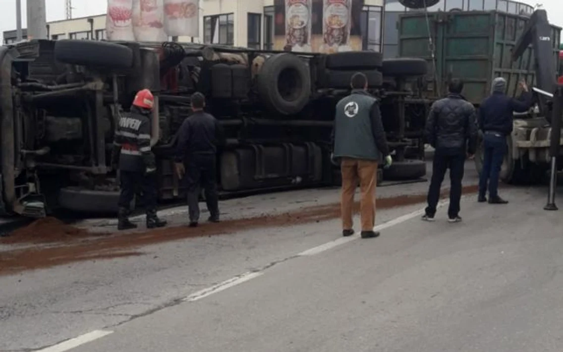 TIR încărcat cu fier vechi răsturnat într-un sens giratoriu din Râmnicu Vâlcea Foto Adevărul