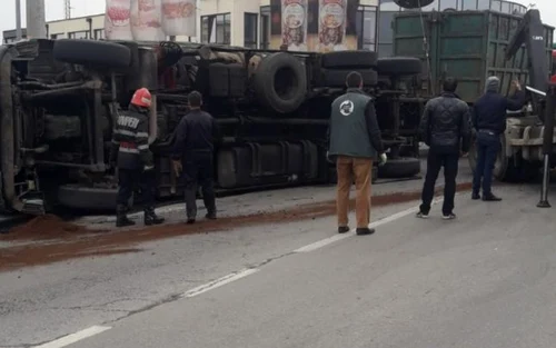 TIR încărcat cu fier vechi răsturnat într-un sens giratoriu din Râmnicu Vâlcea Foto Adevărul