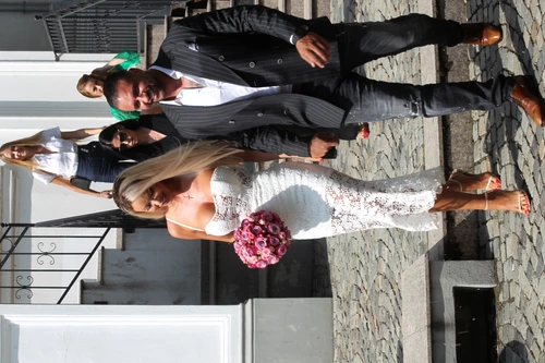 Bianca Drăgușanu a ales să poarte o rochie albă la cununie