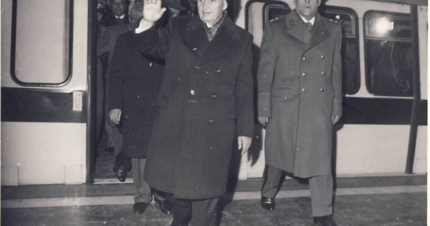 Nicoale Ceauşescu la inaugurarea celui de-al doilea tronson de metrou, împreună cu generalul petre Constantinescu. FOTO Comunismul în România / Muzeul Naţional de Istorie