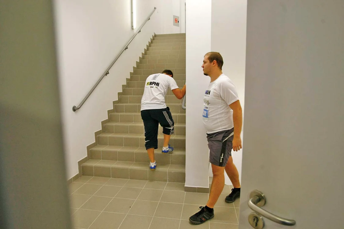 
    Alergatul pe scări nu e o treabă  chiar atât de uşoară. Unii s-au  simţit rău când au ajuns sus  
