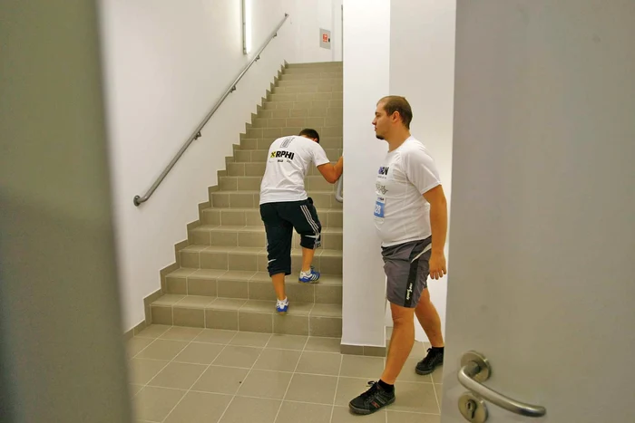 
    Alergatul pe scări nu e o treabă  chiar atât de uşoară. Unii s-au  simţit rău când au ajuns sus  